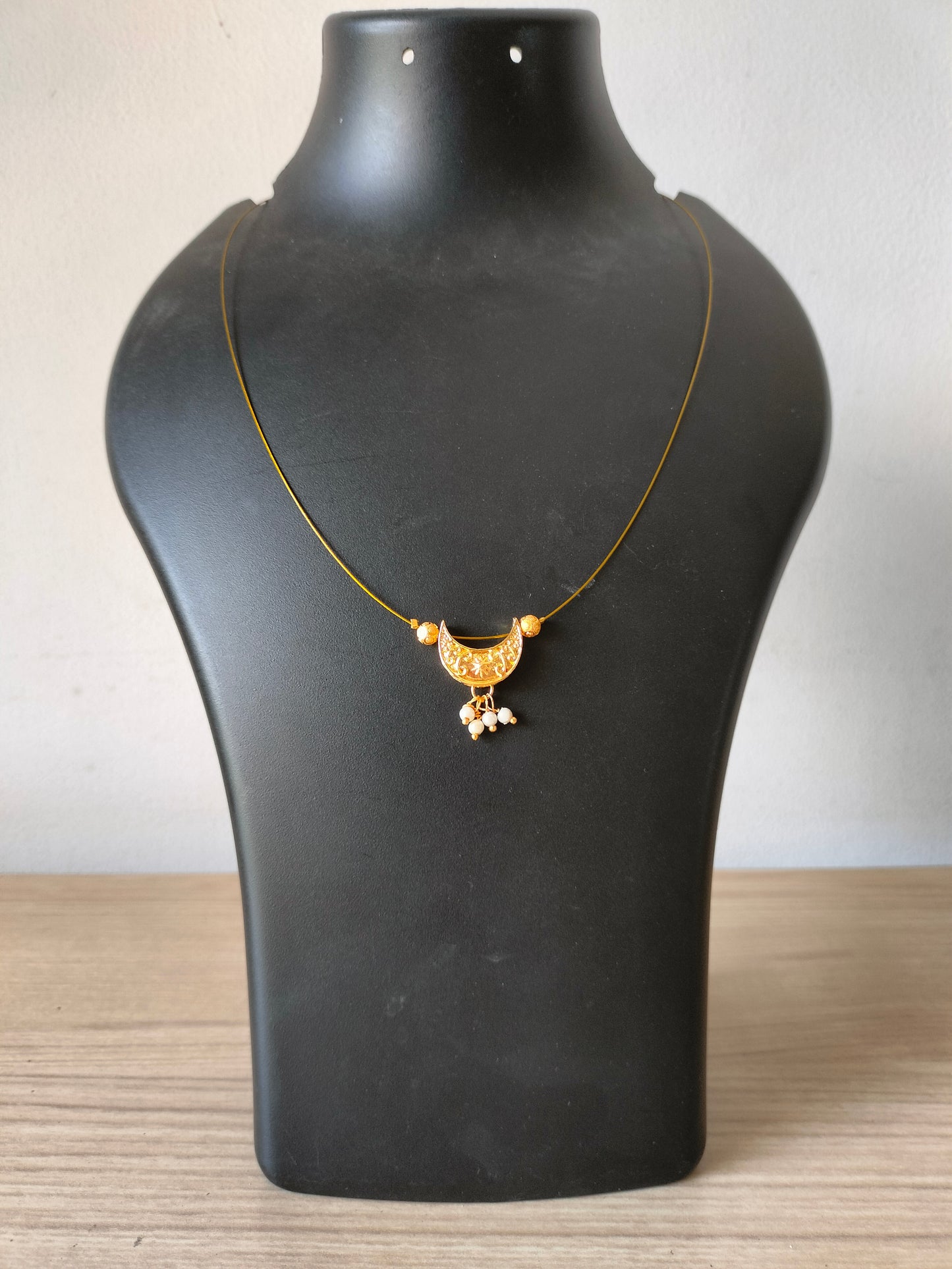 Chandra Shape Invisible Chain Necklace