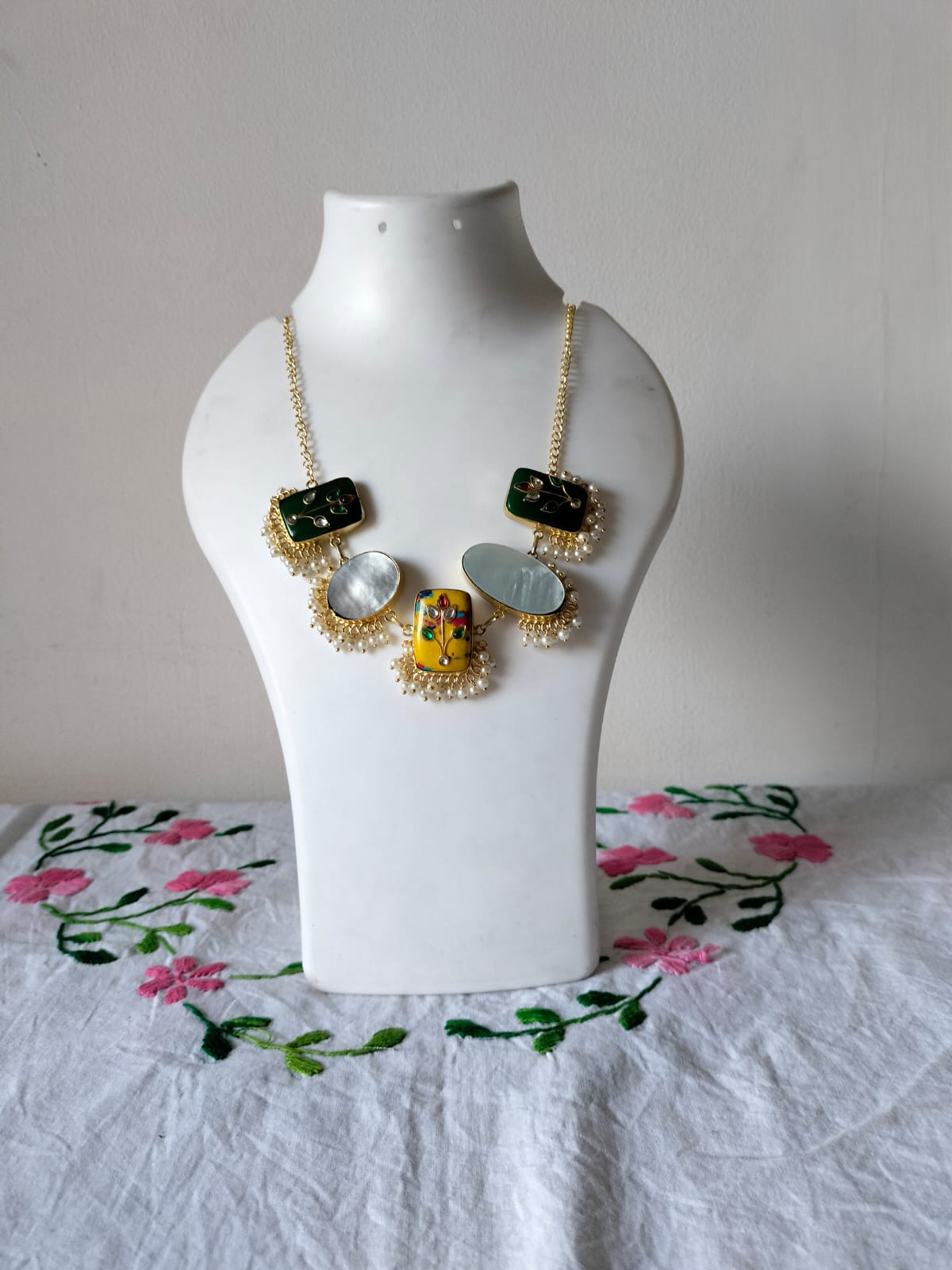 Monalisa stones with kundan work