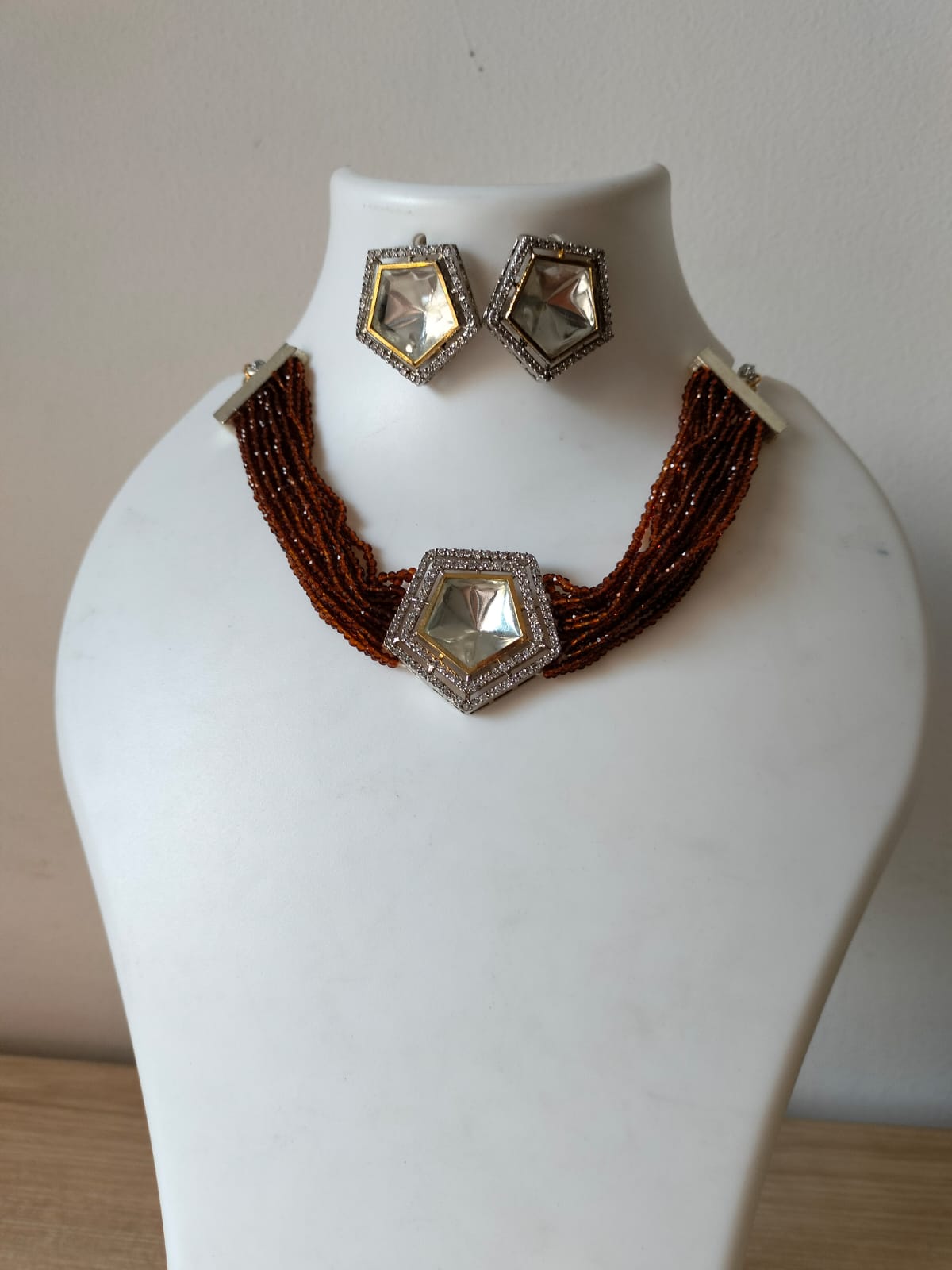 The Amber Geometric Choker Set