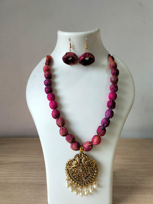 The Crimson Silk Filigree Set