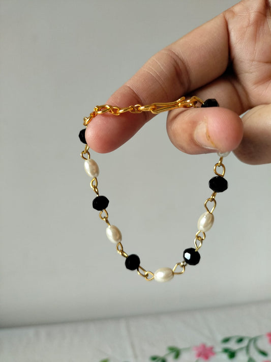 The Noir & Pearl Gold Link Bracelet